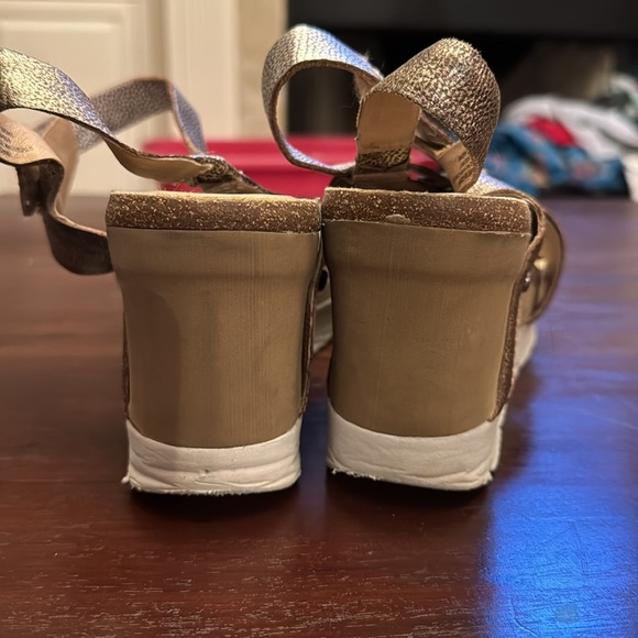 OTBT metallic Wavey women’s sandals size 9.5 - Picture 3 of 6